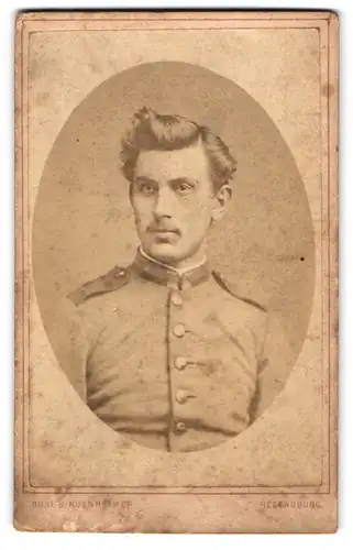 Fotografie Gust. Bingenheimer, Regensburg, Portrait Soldat in Uniform