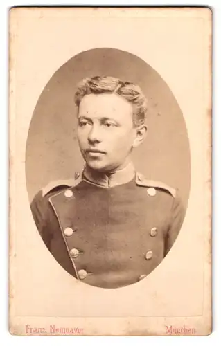 Fotografie Franz Neumayer, München, Christophstrasse 4, Portrait Soldat in Uniform