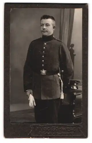 Fotografie Hugo Schwerg, Pirna, Albertstr. 13, Portrait Soldat in Uniform mit Handschuhen