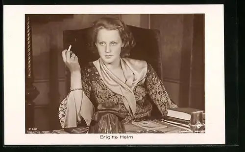 AK Schauspielerin Brigitte Helm am Schreibtisch