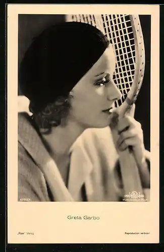 AK Schauspielerin Greta Garbo mit Tennisschläger