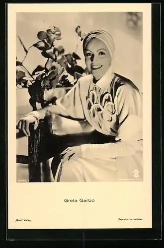 AK Schauspielerin Greta Garbo mit Kopftuch