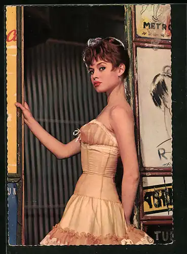 AK Schauspielerin Brigitte Bardot im kurzen Kleid