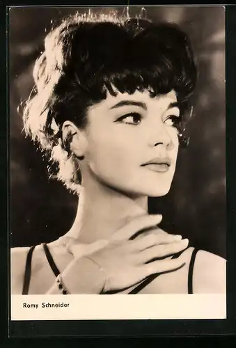 AK Schauspielerin Romy Schneider blickt zur Seite