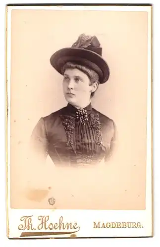 Fotografie Theodor Hoehne, Magdeburg, Breiteweg 165, Portrait junge Dame im Kleid mit Hut
