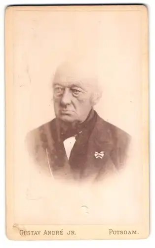 Fotografie Gustav André jr., Potsdam, Spandauer-Str. 34, Portrait älterer Herr in zeitgenössischer Kleidung