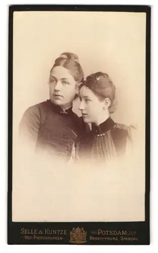 Fotografie Selle & Kuntze, Potsdam, Schwertfegerstr. 14, Portrait zwei junge Damen in Kleidern