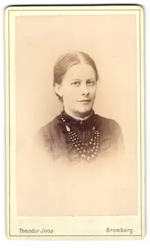 Fotografie Theodor Joop, Bromberg, Wilhelm-Strasse 15, Portrait junge Dame mit Kragenbrosche u. Halskette