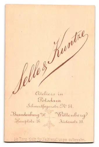 Fotografie Selle & Kuntze, Potsdam, Schwertfegerstr. 14, Portrait junge Dame mit Kragenbrosche u. Kreuzanhänger