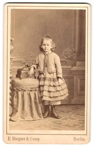 Fotografie E. Biegner & Comp., Berlin, Portrait hübsch gekleidetes Mädchen mit Kreuzkette