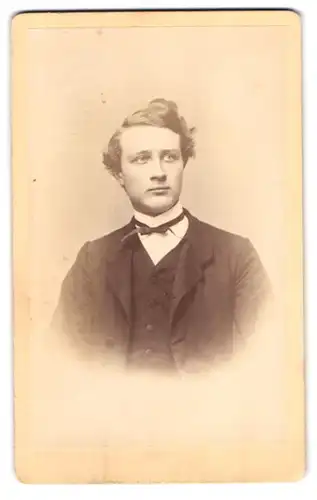 Fotografie Wilhelm Grundner, Berlin, Krausen-Str. 36, Portrait junger Herr im Anzug mit Fliege