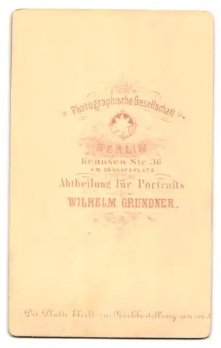 Fotografie Wilhelm Grundner, Berlin, Krausen-Str. 36, Portrait junger Herr im Anzug mit Fliege