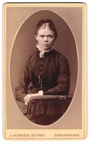 Fotografie A. Weinstock, Sondershausen, Marienstr. 23, Portrait junge Dame in hübscher Kleidung