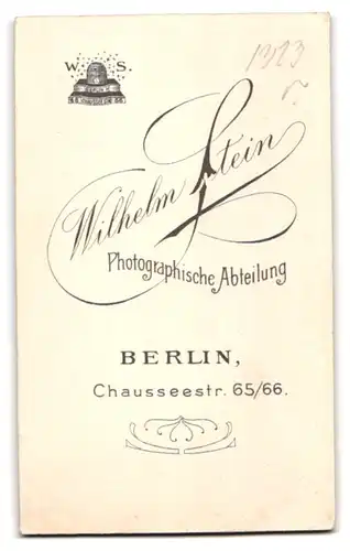 Fotografie Wilhelm Stein, Berlin, Chausseestr. 65-66, Portrait kleines Mädchen im Kleid mit Reifen