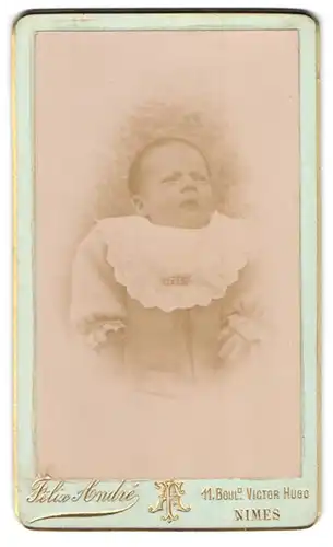 Fotografie Felix André, Nimes, 11, Boulevard Victor Hugo, Portrait süsses Baby im Kleid