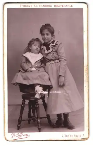 Fotografie P. Offray, St. Etienne, 7, Rue de Paris, Portrait junges Mädchen im Kleid mit Schwesterchen