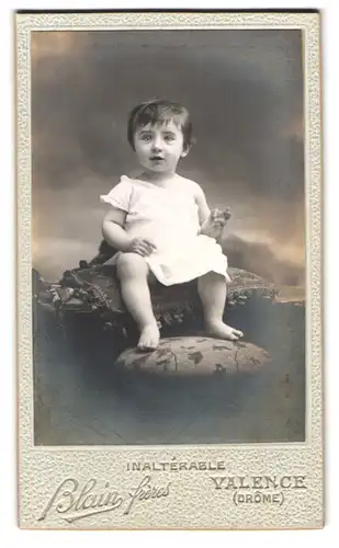 Fotografie Blain Frères, Valence, 10, Rue de la Gare, Portrait kleines Kind im weissen Hemd