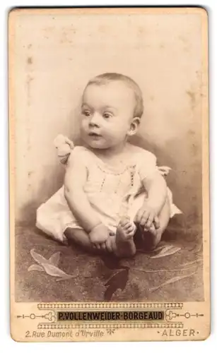 Fotografie P. Vollenweider-Borgeaud, Alger, 2, Rue Dumont d`Urville, Portrait süsses Kleinkind im Hemd mit nackigen Füssen