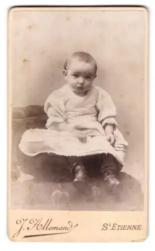 Fotografie J. Allemand, St. Etienne, 10, Rue Marengo, Portrait kleines Kind im Kleid