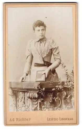 Fotografie Ad. Richter, Leipzig-Lindenau, Heinestrasse 16 u. Turnerstrasse 17, Portrait junge Dame im Kleid mit Buch