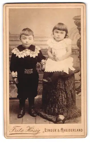 Fotografie Fritz Hüsig, Lingen, Portrait kleines Mädchen im Kleid mit einem Jungen