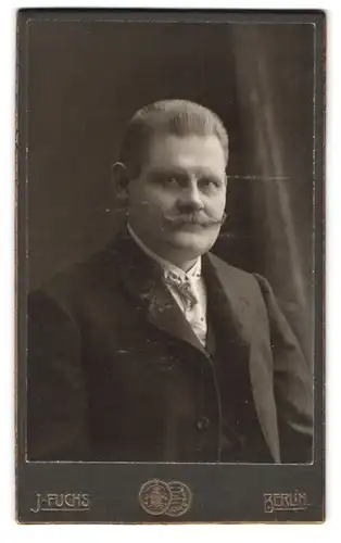 Fotografie J. Fuchs, Berlin-N., Friedrichstr. 108, Portrait bürgerlicher Herr mit Schnauzbart