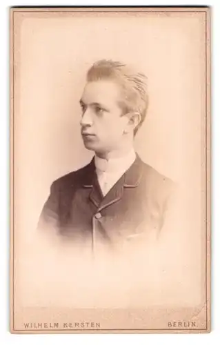 Fotografie Wilhelm Kersten, Berlin-SW, Krausen-Str. 40, Portrait junger Mann in modischer Kleidung