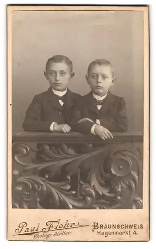Fotografie Paul Flohr, Braunschweig, Hagenmarkt 4, Portrait zwei Jungen im Anzug mit Fliege