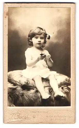 Fotografie J. Crozet, St. Etienne, 4, Rue du Général Foy, Portrait kleines Mädchen im weissen Hemd