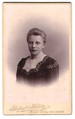 Fotografie Robert Kubitz, Bautzen, Portrait junge Dame mit zurückgebundenem Haar