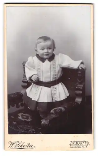 Fotografie W. Schröter, Löbau i /S., Bahnhofstr. Ecke Gartenstr., Portrait kleines Kind im hübschen Kleid