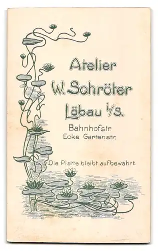 Fotografie W. Schröter, Löbau i /S., Bahnhofstr. Ecke Gartenstr., Portrait kleines Kind im hübschen Kleid