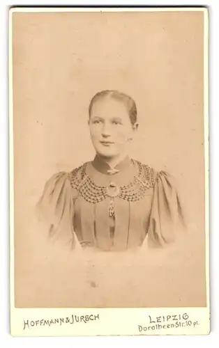Fotografie Hoffmann & Jursch, Leipzig, Dorotheen-Str. 10, Portrait junge Dame mit zurückgebundenem Haar