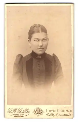 Fotografie G. B. Gäbler, Leipzig Eutritzsch, Delitzocherstrasse 24, Portrait junge Dame im Kleid mit Kragenbrosche