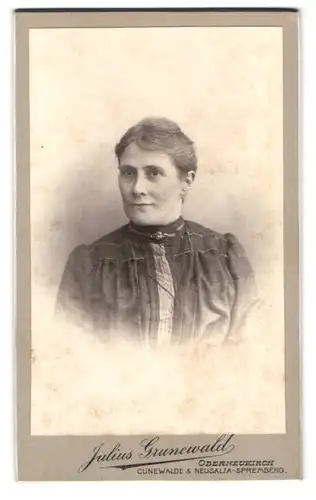 Fotografie Julius Grunewald, Oberneukirch, Portrait bürgerliche Dame mit zurückgebundenem Haar