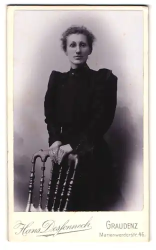 Fotografie Hans Desfonneck, Graudenz, Marienwerderstrasse 46, Portrait junge Dame in eleganter Kleidung