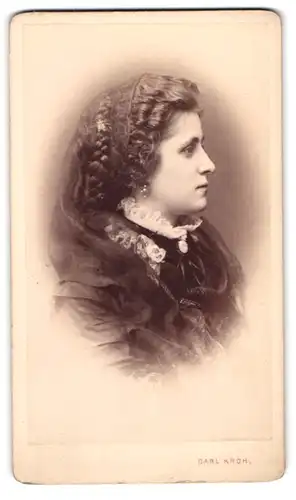 Fotografie Carl Kroh, Wien, Piaristengasse 20, Portrait junge Dame im Kleid mit Locken und Brosche