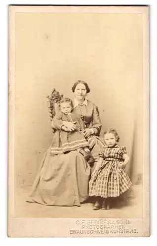 Fotografie C. F. Beddies & Sohn, Braunschweig, Kuhstr. 10, Portrait Grossmutter mit ihren beiden Enkelkindern
