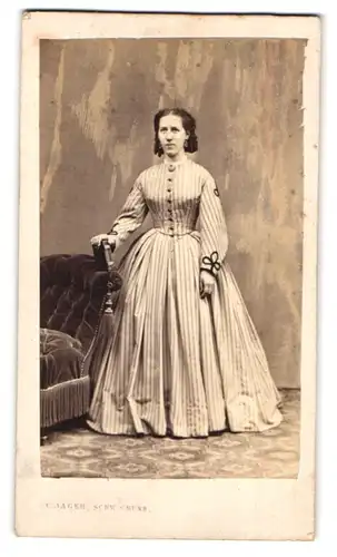 Fotografie C. Jäger, Schwäbisch Gmünd, Portrait junge Frau im gestreiften Kleid mit Locken