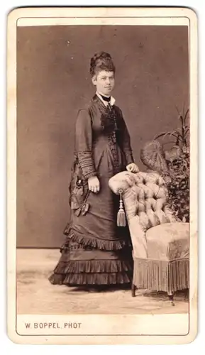 Fotografie W. Boppel, Schwäbisch Gmünd, Portrait junge Dame im Biedermeierkleid mit hochgesteckten Haaren