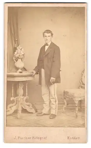 Fotografie J. Fischer, Kaaden, Portrait junger Mann im Anzug mit Zigarre in der Hand