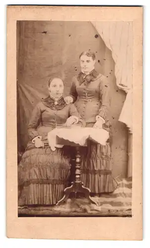 Fotografie Chr. Mönsted, Verden, Portrait zwei Damen in Biedermeierkleidern posieren im Atelier