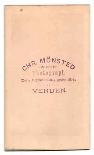 Fotografie Chr. Mönsted, Verden, Portrait zwei Damen in Biedermeierkleidern posieren im Atelier