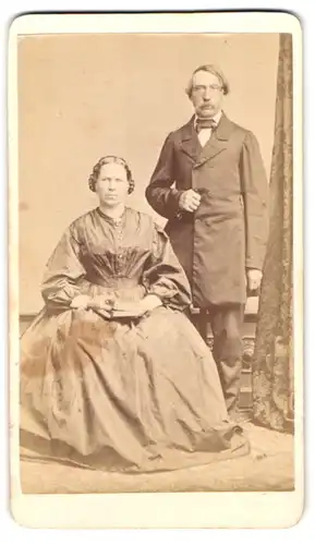 Fotografie M. Keller, Augsburg, Portrait Frau und Mann im Anzug und Biedermeierkleid