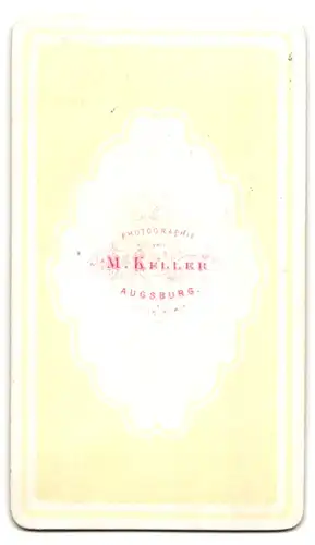 Fotografie M. Keller, Augsburg, Portrait Frau und Mann im Anzug und Biedermeierkleid