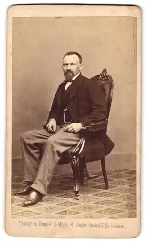 Fotografie Boppel & Mahn, Schwäbisch Gmünd, Portrait Herr im feinen Anzug mit Henri-Quatre Bart