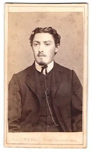 Fotografie Wilh. Boppel, Schwäbisch Gmünd, Portrait junger Mann im dunklen Anzug mit Fliege