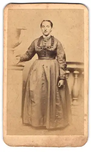 Fotografie unbekannter Fotograf und Ort, Portrait Dame im Biedermeierkleid mit Halskette