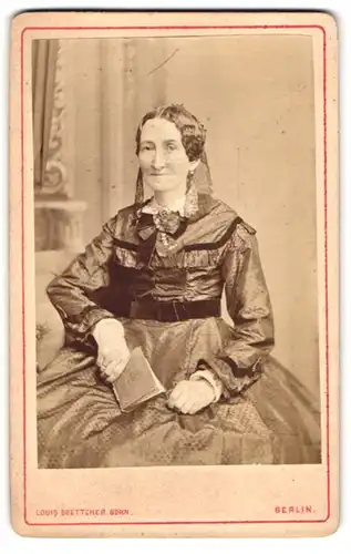 Fotografie Louis Boettcher Sohn, Berlin, Mohren-Str. 38, Portrait ältere Dame im seidenen Biedermeierkleid mit Schleier