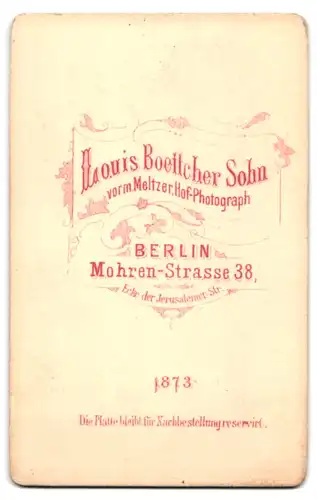 Fotografie Louis Boettcher Sohn, Berlin, Mohren-Str. 38, Portrait ältere Dame im seidenen Biedermeierkleid mit Schleier